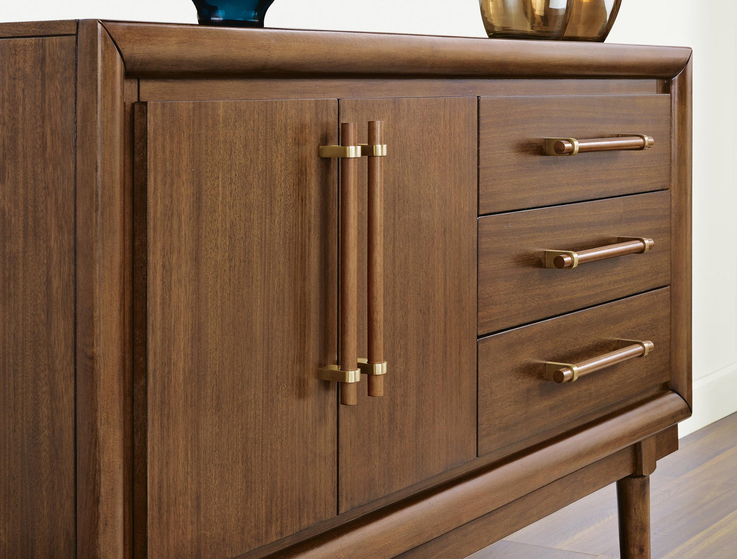 Lyncott Dining Room Server