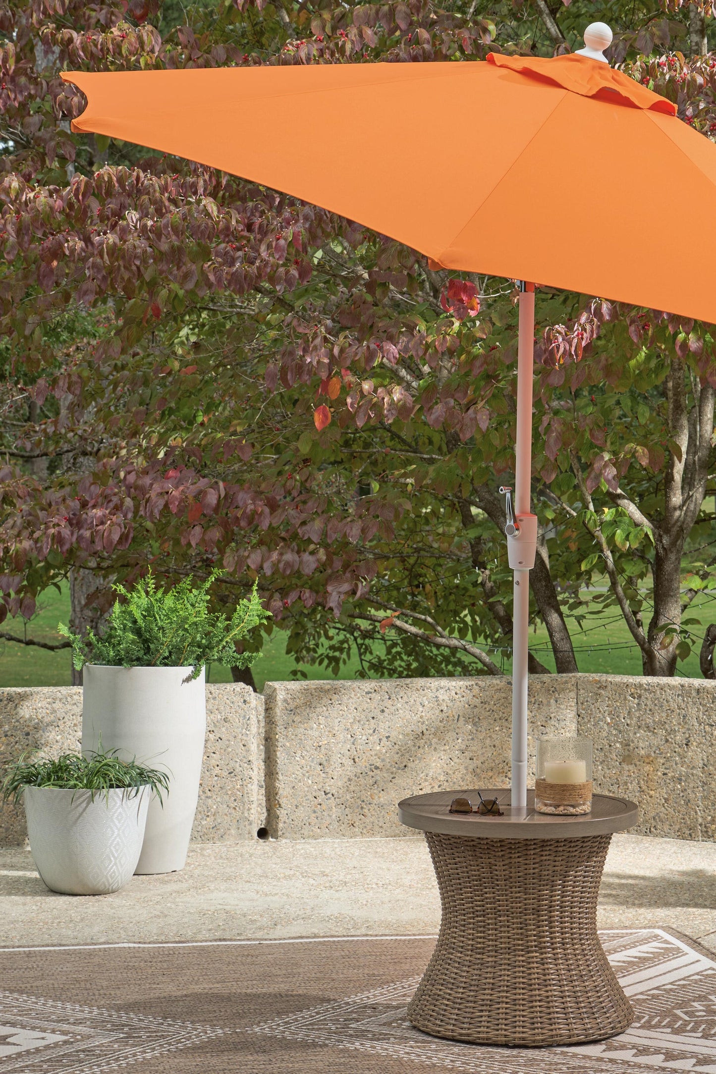 Laguna Heights Round End Table w/UMB OPT